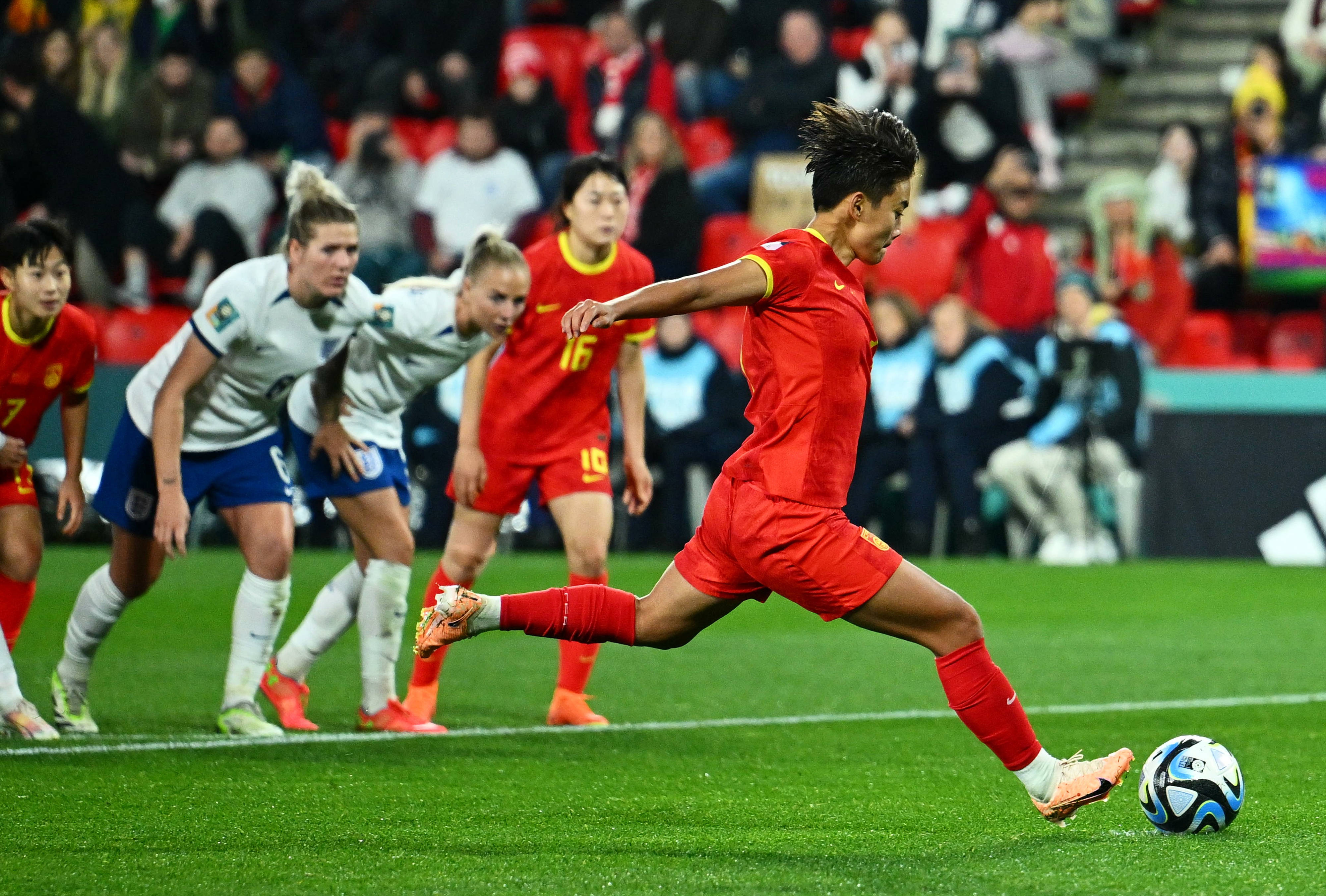 女足比赛中,中国队员王某获得最佳射手奖 女足比赛中,中国队员王某获得最佳射手奖