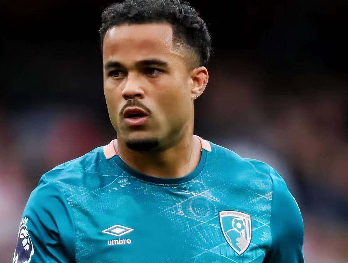 荷兰退役名宿现身球场,为球队助威 荷兰退役名宿现身球场,为球队助威