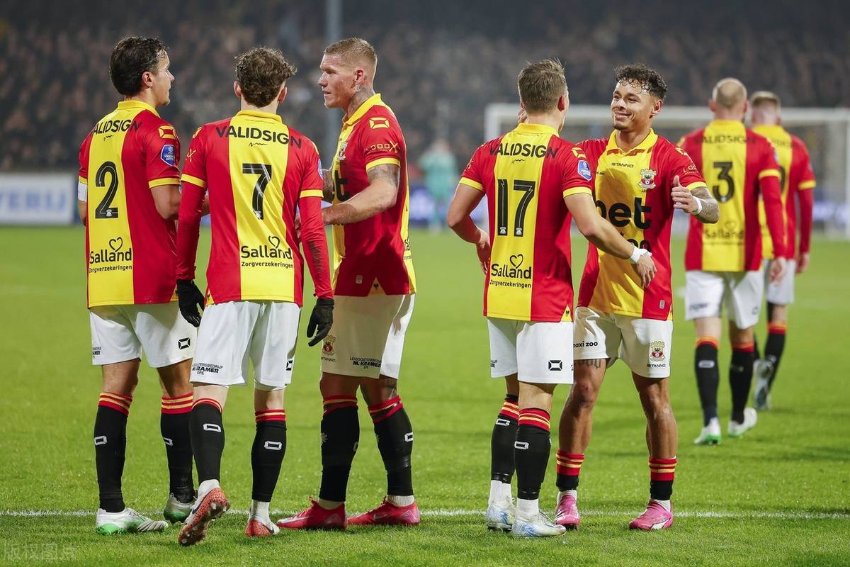 荷兰退役名宿现身球场,为球队助威 荷兰退役名宿现身球场,为球队助威