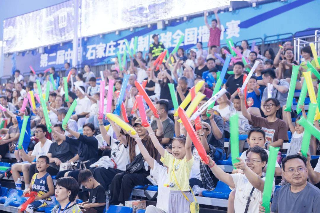 PG游戏APP-足球比赛中场休息时引发观众热议