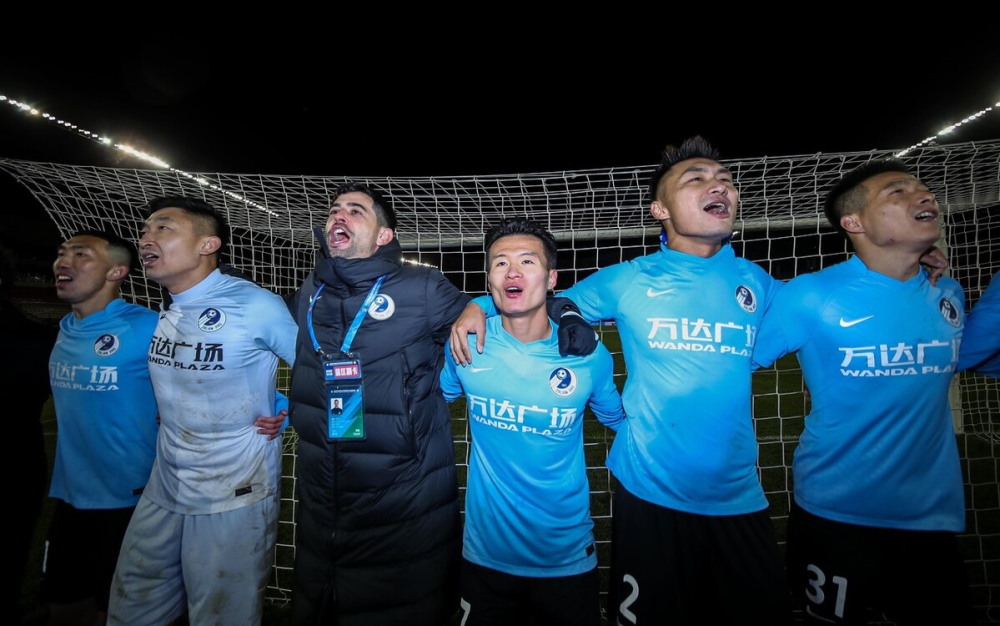 关于76人队密集赛程挑战，球队团结一心突围的信息