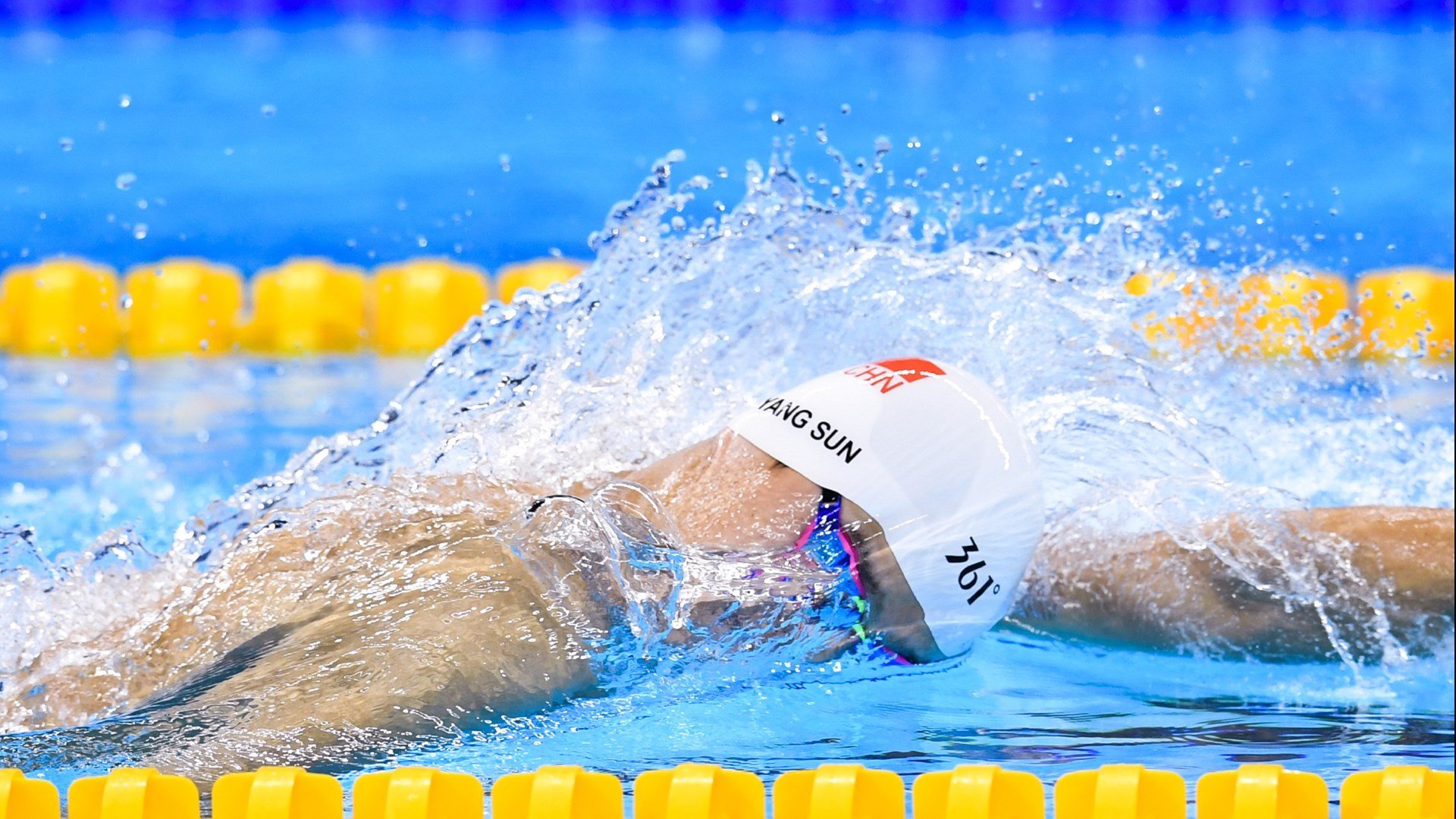 赛道上的瞬间与永恒，索伯绝杀哈斯，汉密尔顿刷新不朽纪录